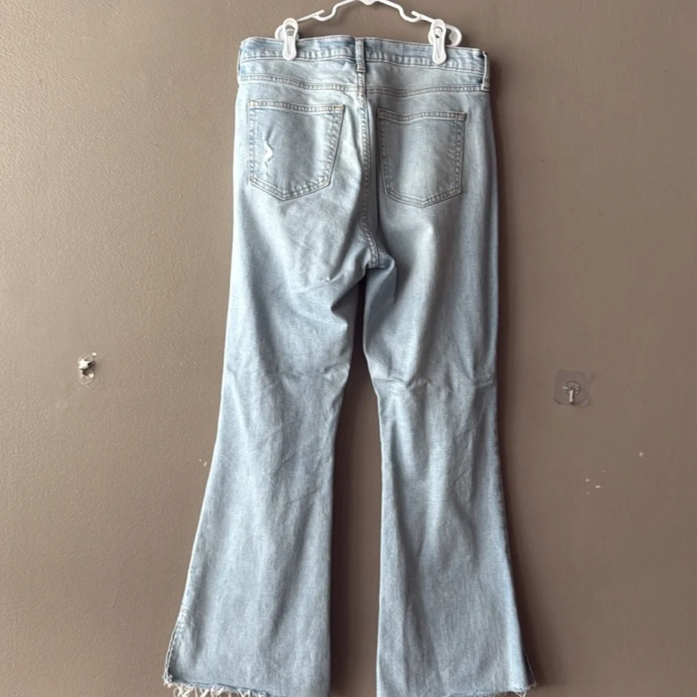 High Rise Split-Hem '70s Flare Jeans || GAP - Picture 7 of 9